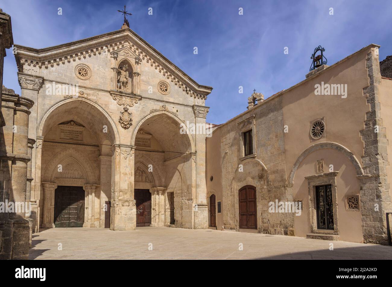 Vue sur la façade principale du sanctuaire de l'Archange Saint Michel à Monte Sant'Angelo à Apulia, Italie. Banque D'Images