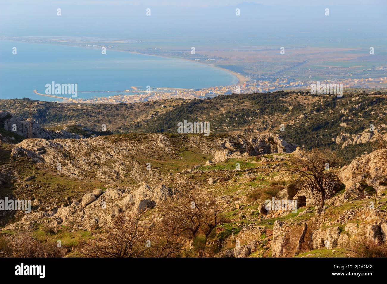 Le golfe de Manfredonia dans les Pouilles, Italie. Promontoire du Gargano : vue panoramique depuis Monte Sant'Angelo. Banque D'Images