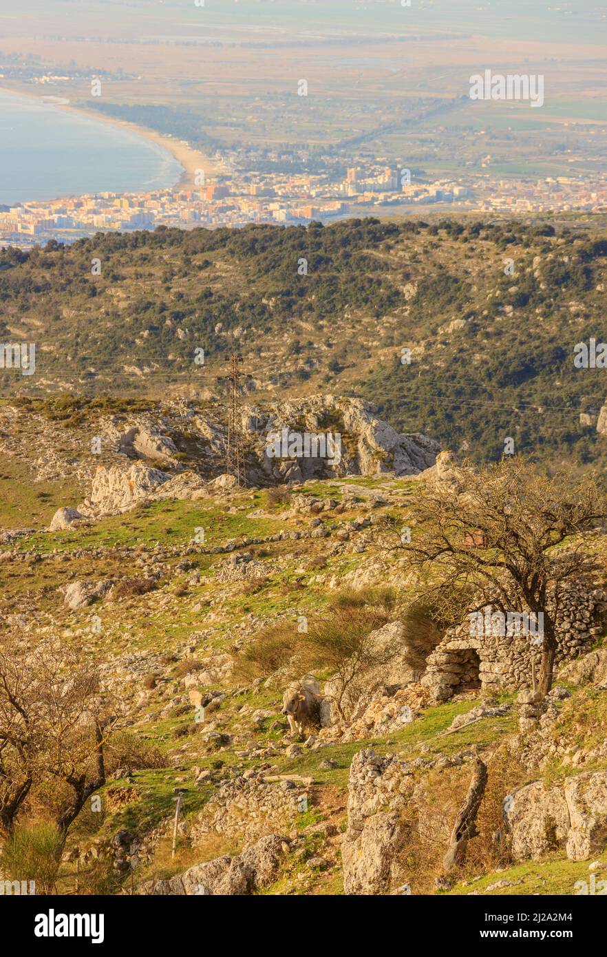 Le golfe de Manfredonia dans les Pouilles, Italie. Promontoire du Gargano : vue panoramique depuis Monte Sant'Angelo. Banque D'Images
