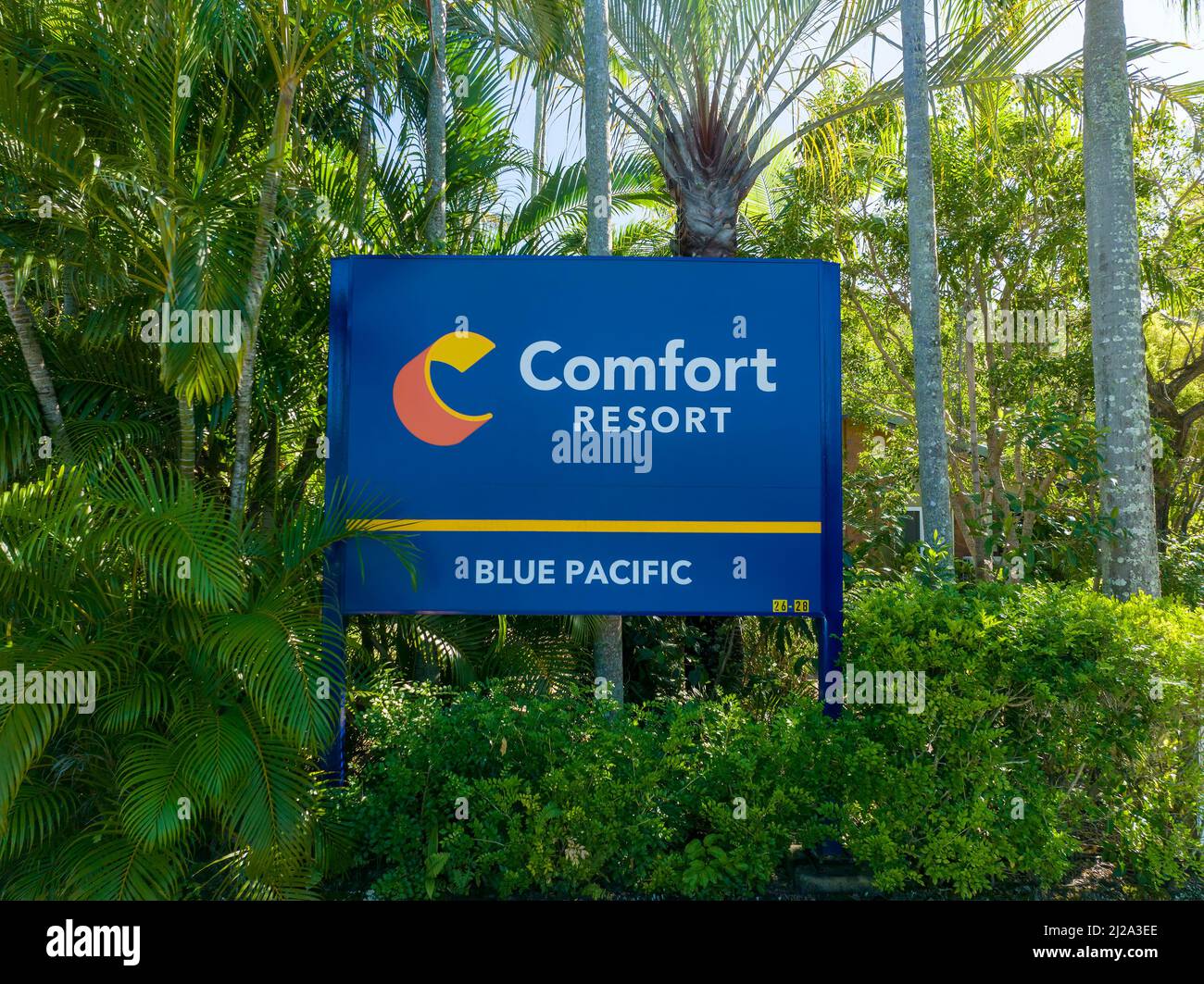 Blacks Beach, Mackay, Queensland, Australie - avril 2022 : signalisation de l'hôtel pour l'entrée dans le complexe hôtelier situé dans un parc tropical. Comfort Resort Banque D'Images