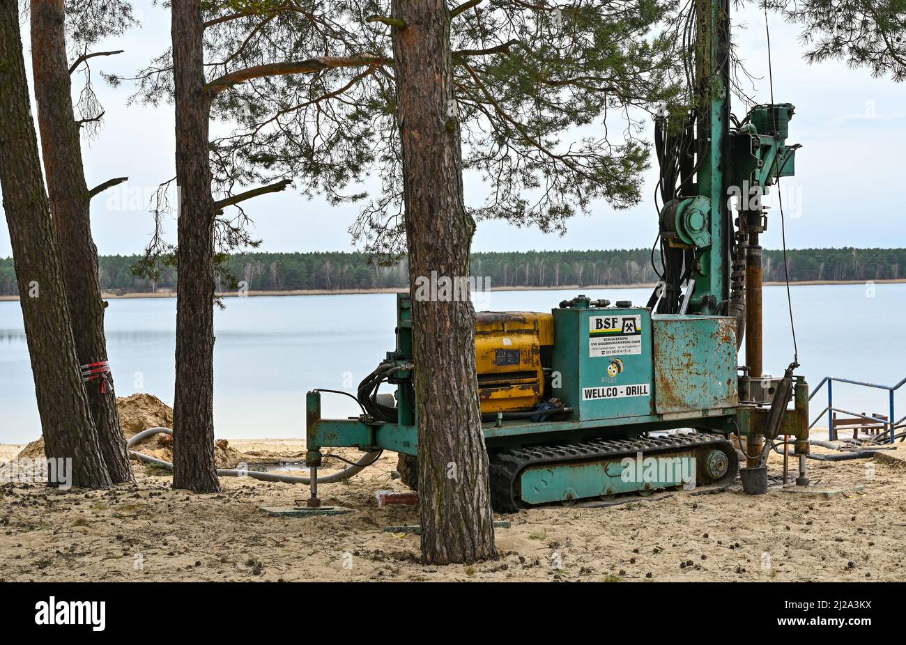 30 mars 2022, Brandebourg, Francfort (Oder) : un engin de forage de la Bergsicherung se dresse sur la rive du lac Helene. Certaines parties du lac Helene près de Francfort (Oder) ont été hors limites pour les visiteurs depuis mai 2021 en raison du risque de glissements. Par mesure de précaution, l'Office d'État pour les mines, la géologie et les matières premières (LBGR) a fermé l'ensemble des banques du nord et de l'ouest. En mars 2021, un glissement de terrain s'est produit là-bas, et le LBGR a fait l'objet d'une étude géotechnique. Le lac Helene a été créé à partir de l'ancienne mine de lignite à ciel ouvert Helene. C'est une destination populaire pour les excursions depuis dix ans Banque D'Images