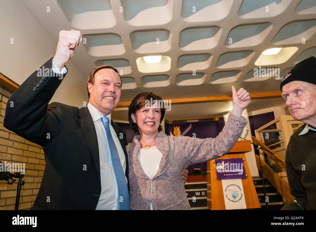 Newtownabbabababababababababab 6th mai 2010. Nigel et Diane Dodds (Parti unioniste démocratique) célèbrent lors des élections générales au Royaume-Uni, alors qu'un homme regarde avec mépris. Banque D'Images