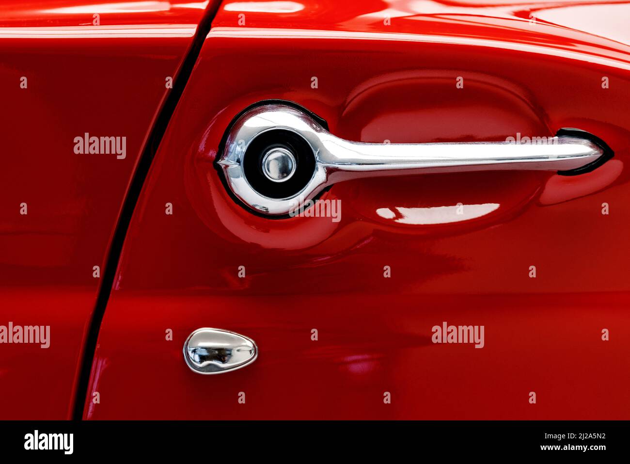 Poignée de porte en gros plan de voiture rétro Thunderbird rouge Banque D'Images