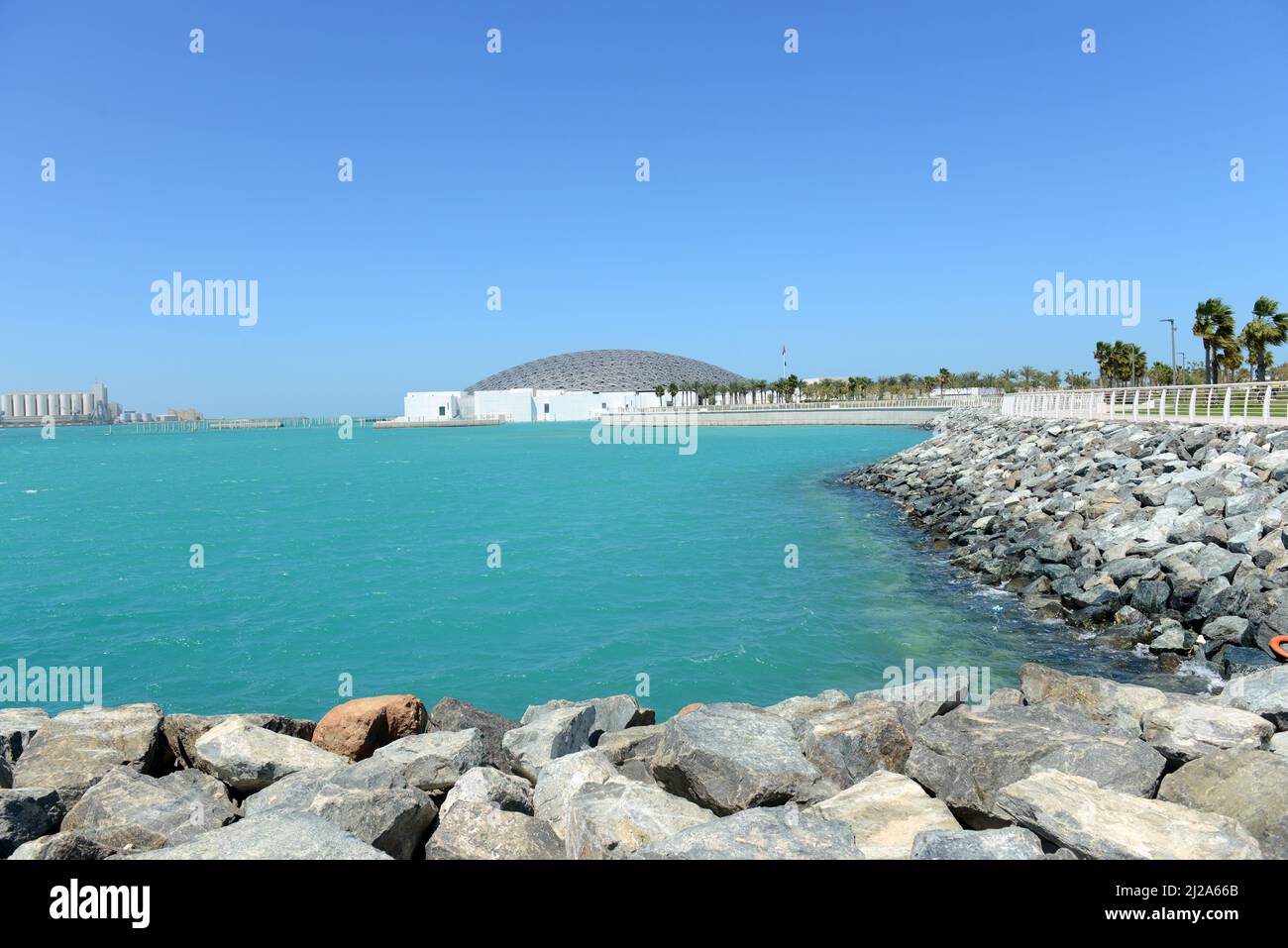 Le magnifique musée du Louvre Abu Dhabi sur l'île de Saadiyat à Abu Dhabi, Émirats arabes Unis. Banque D'Images