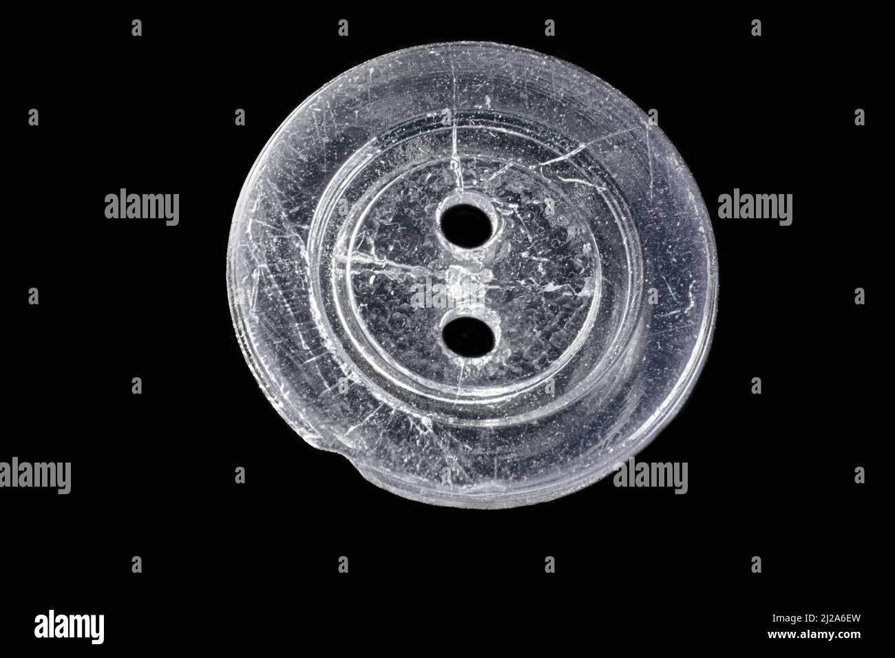 Ancienne enclipsable de la seconde moitié du 20th siècle. Le bouton en plastique est rayé par l'aiguille de couture (Run on) et endommagé par une utilisation répétée, ce qui indique des cocos élevés Banque D'Images