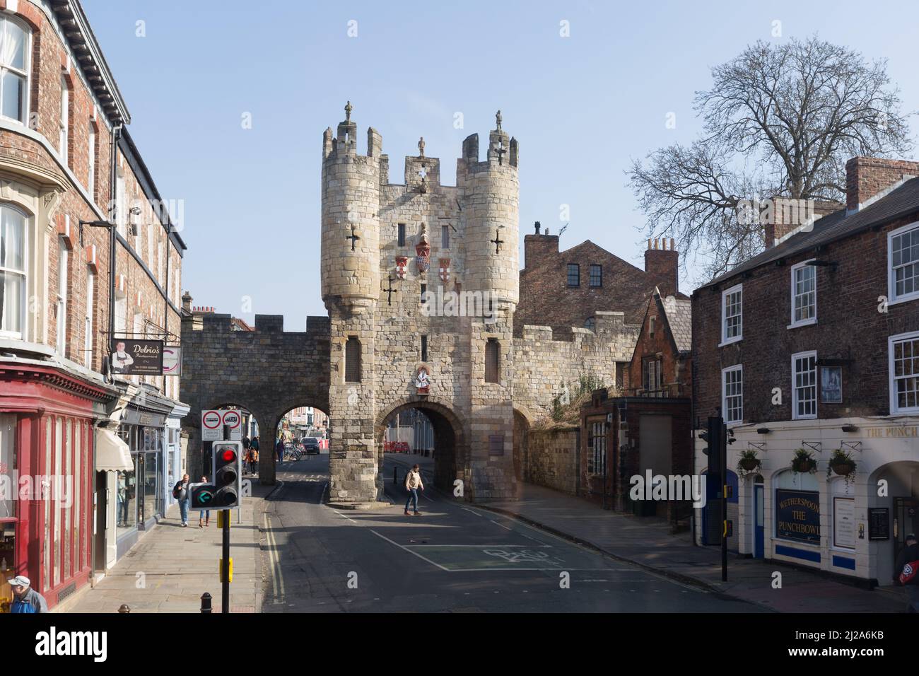 Vue touristique sur le Micklegate Bar, York, vue du parc et bus en direction du centre-ville. Banque D'Images