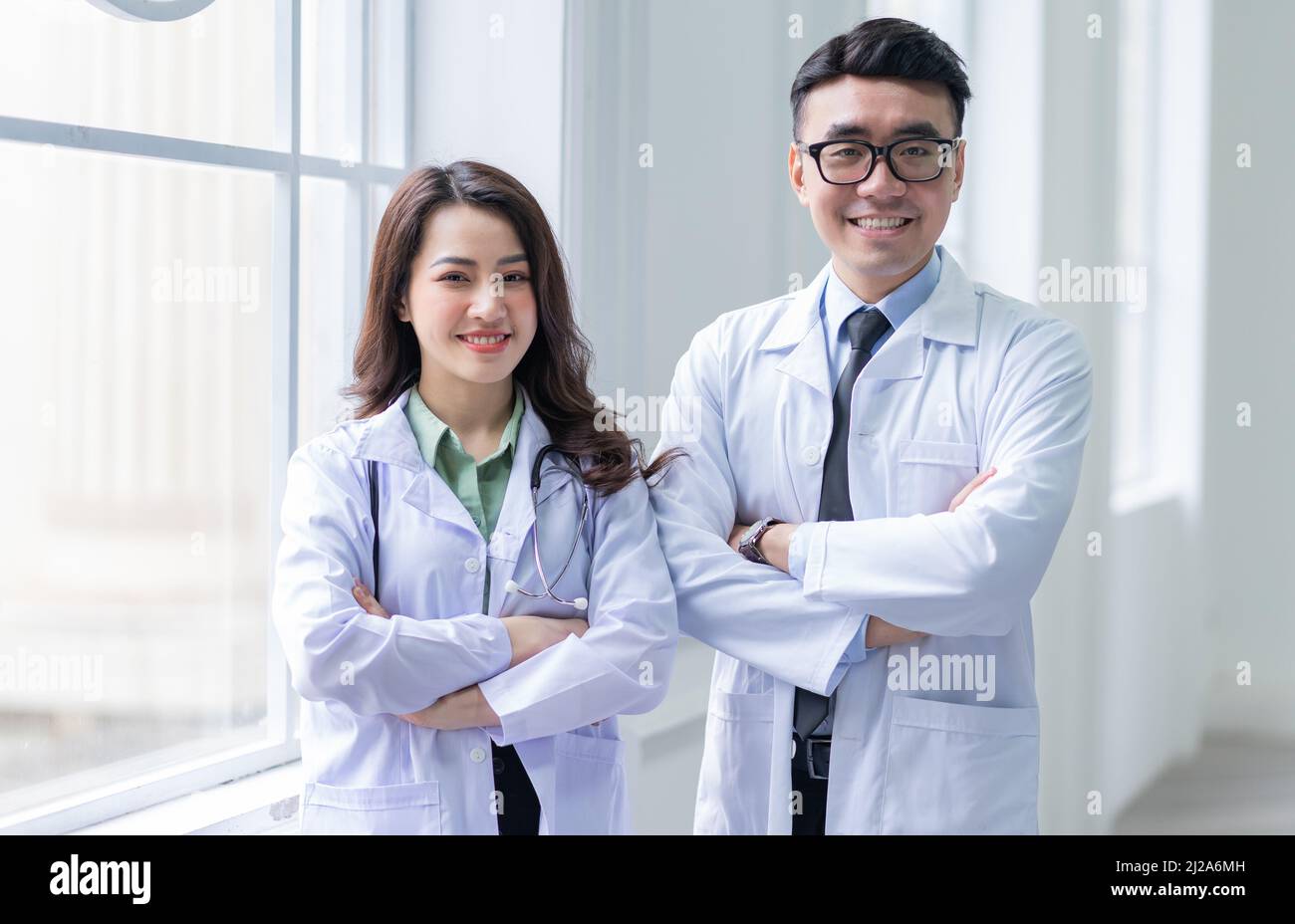 Image d'un médecin asiatique, homme et femme Banque D'Images