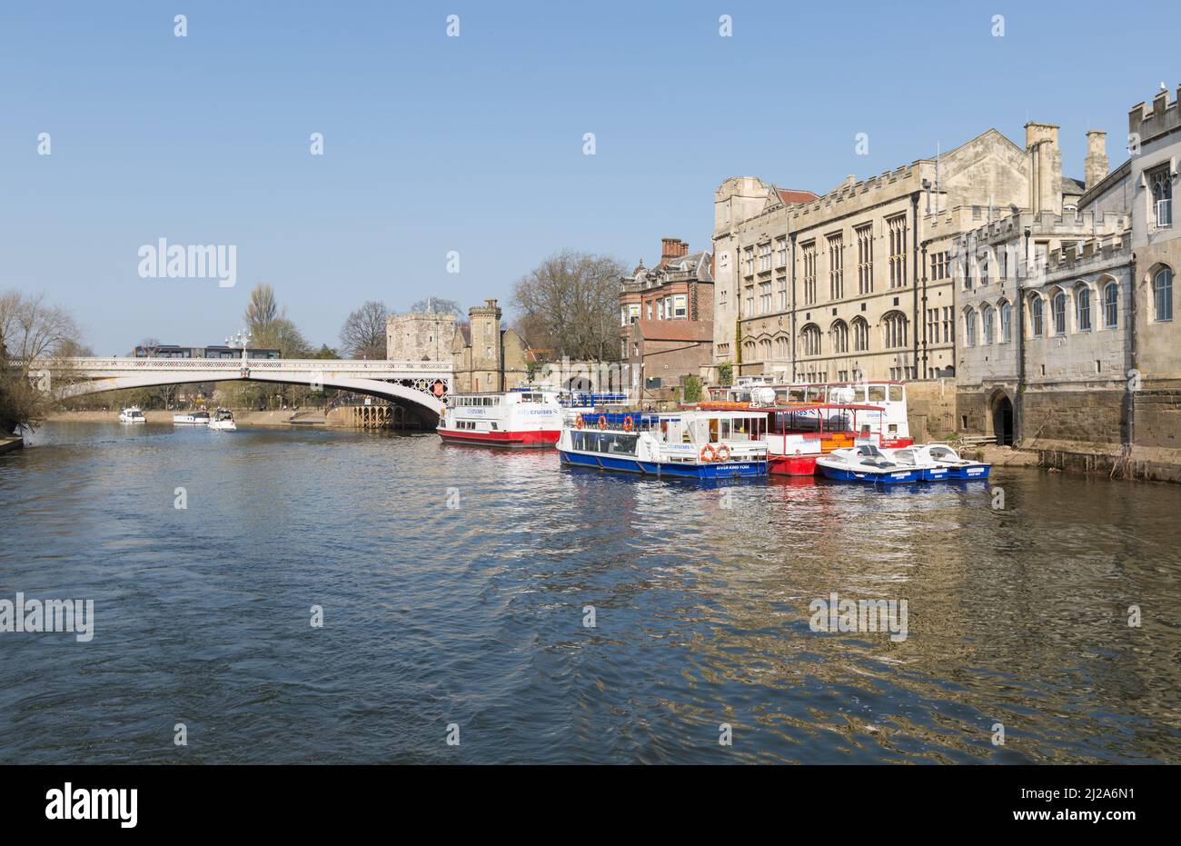 Vue touristique sur le pont Lendal sur la rivière Ouse. Construit en 1861, vue depuis le site de bateau de la rivière, en voyant la croisière. Banque D'Images