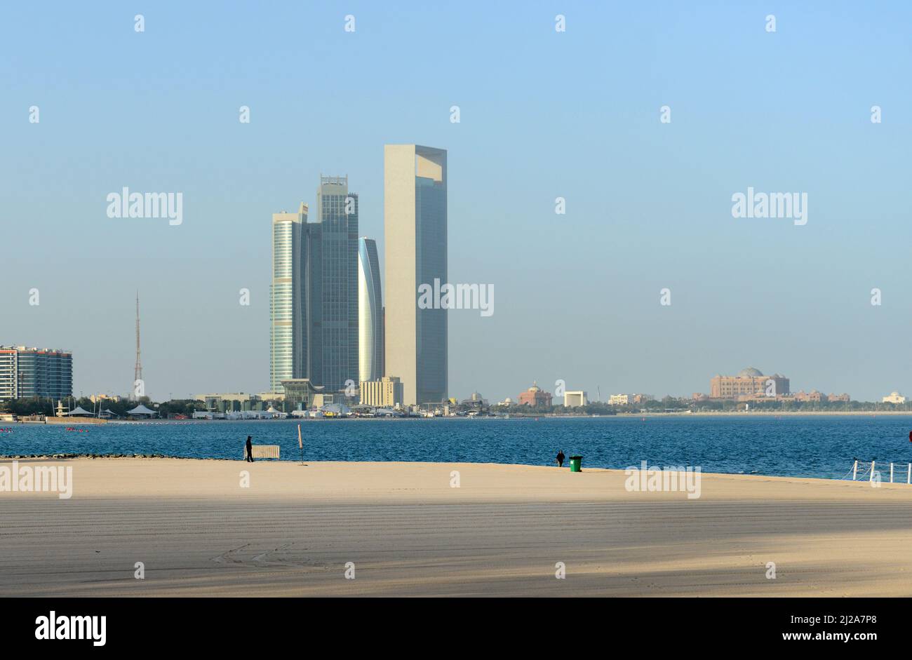 Les tours de la Nation et les tours de la compagnie pétrolière nationale vus de la plage de Corniche à Abu Dhabi, Émirats arabes Unis. Banque D'Images