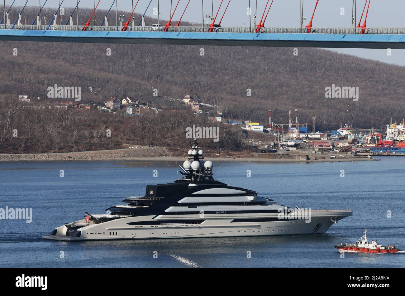 Le superyacht Nord, qui serait détenu par l'oligarque russe sanctionné Alexei Mordashov, arrive dans le port extrême-Orient de Vladivostok, Russie le 31 mars 2022. PHOTOGRAPHE REUTERS/REUTERS Banque D'Images