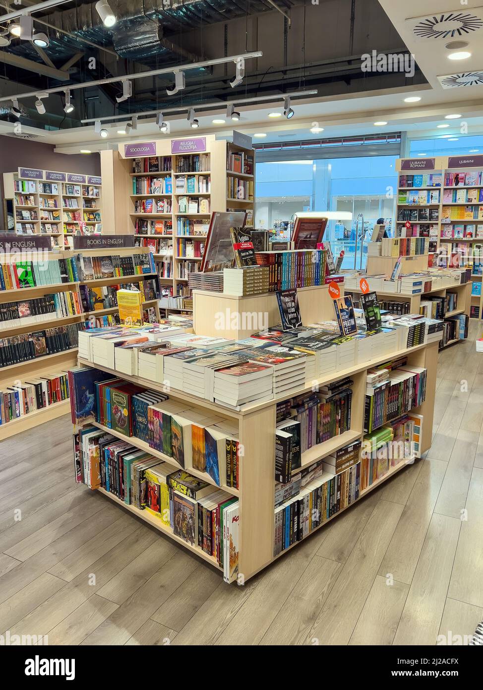 Novi Sad, Serbie - 18 mars 2022 : intérieur de la librairie Laguna Publishing avec livres sur étagères, éditorial. Laguna est parmi les plus grands publics Banque D'Images