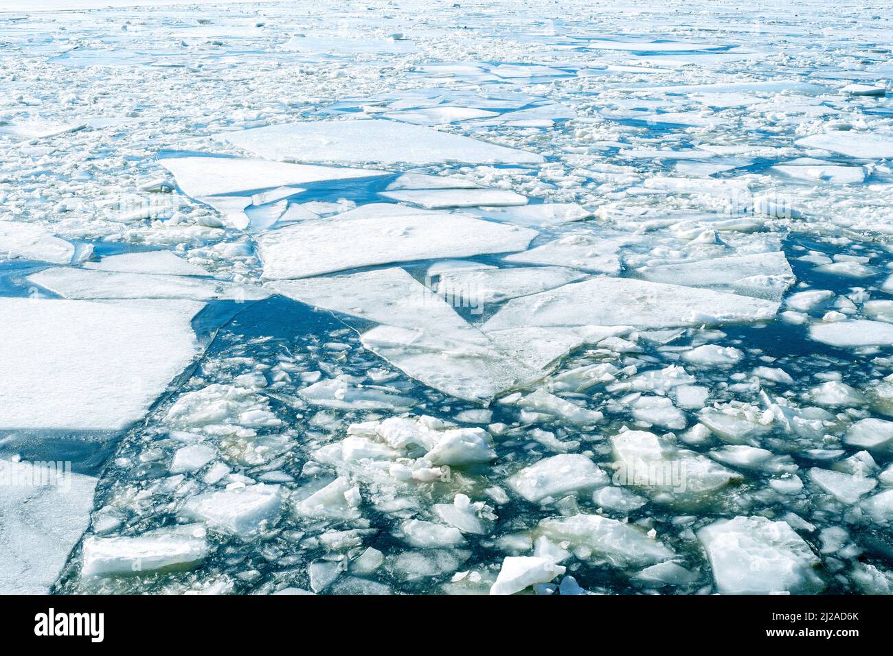 Glace fissurée à la surface de l'océan, image conceptuelle sur le changement climatique dans le monde Banque D'Images