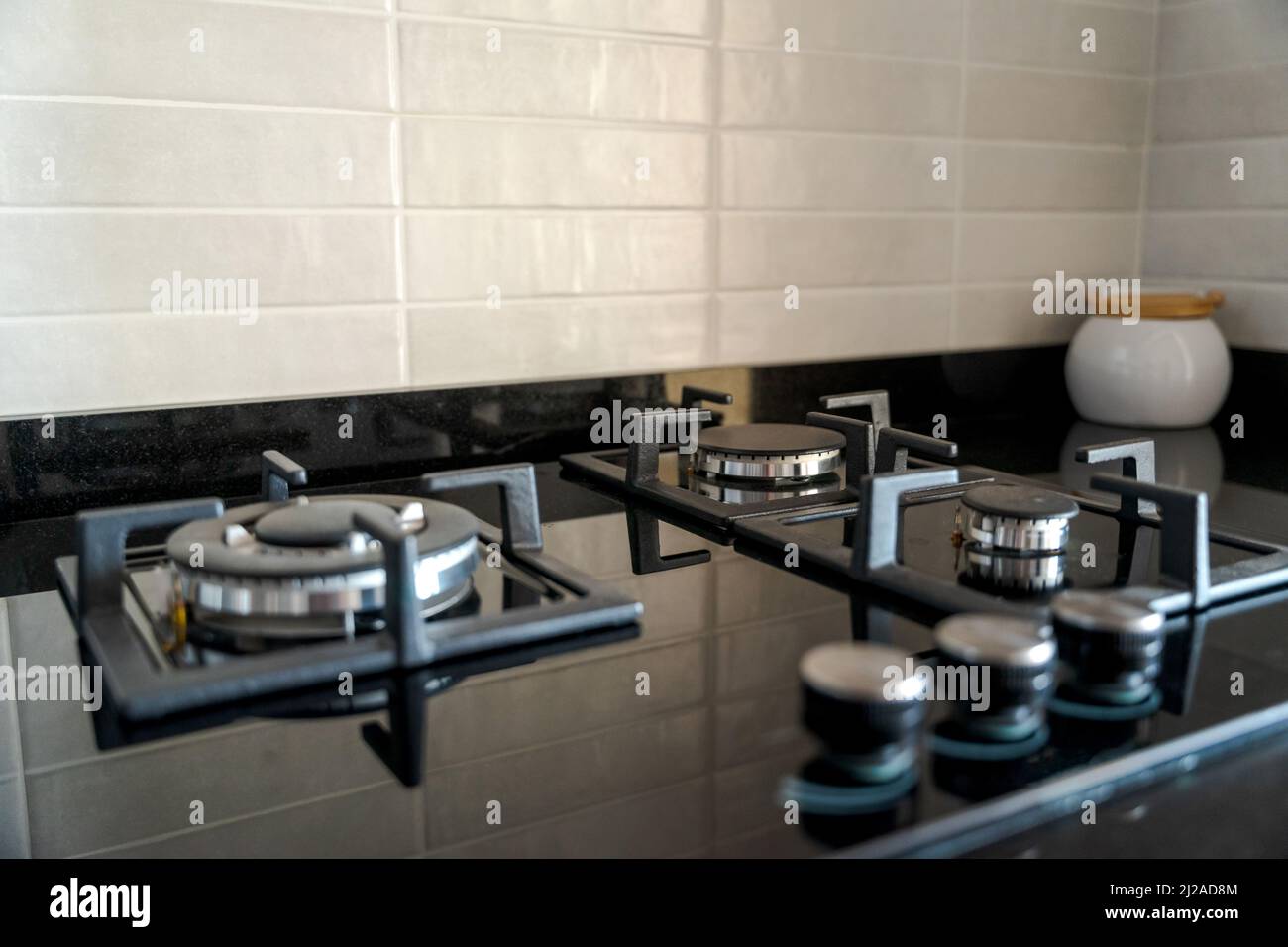 Gros plan de la cuisinière de cuisine. Tables de cuisson à gaz noires en marbre noir. Banque D'Images