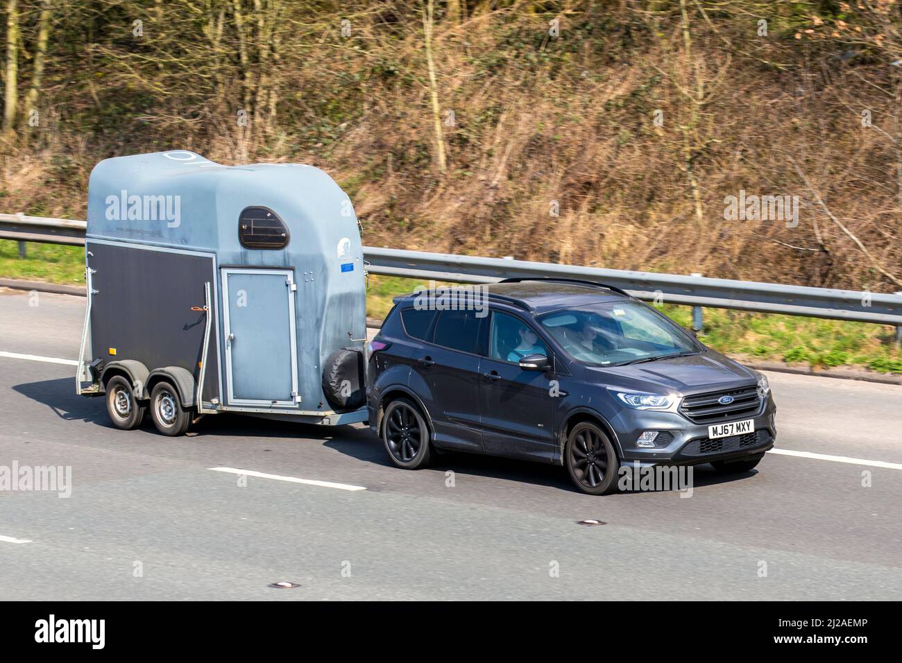 2018 gris Ford Kuga Vignale TDCi 1997cc diesel remorquant deux roues à caisse simple conduite sur l'autoroute M61 Royaume-Uni Banque D'Images