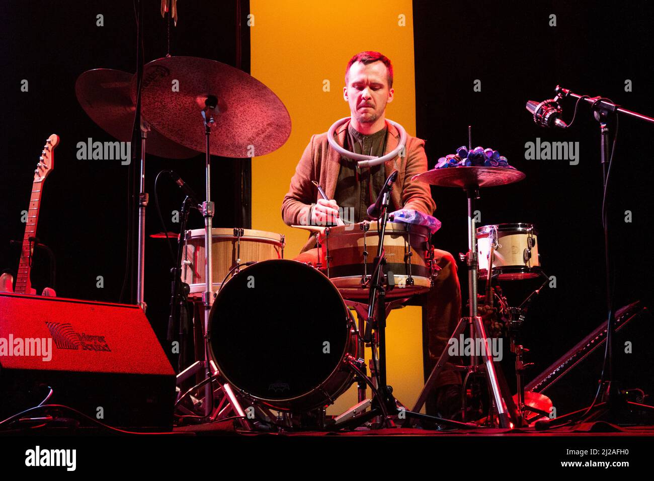 BARCELONE, ESPAGNE – MARZO 30. Juan Rodríguez Berbín (Batería, percusión) de Rita Payés y Elisabeth Roma en concierto como parte de Cruïlla de primer Banque D'Images