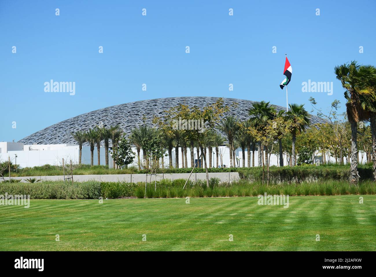 Le magnifique musée du Louvre Abu Dhabi sur l'île de Saadiyat à Abu Dhabi, Émirats arabes Unis. Banque D'Images