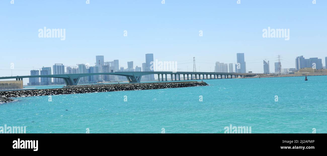 Pont Sheikh Khalifa avec vue sur la ville moderne à Shams Abu Dhabi, Émirats arabes Unis. Banque D'Images