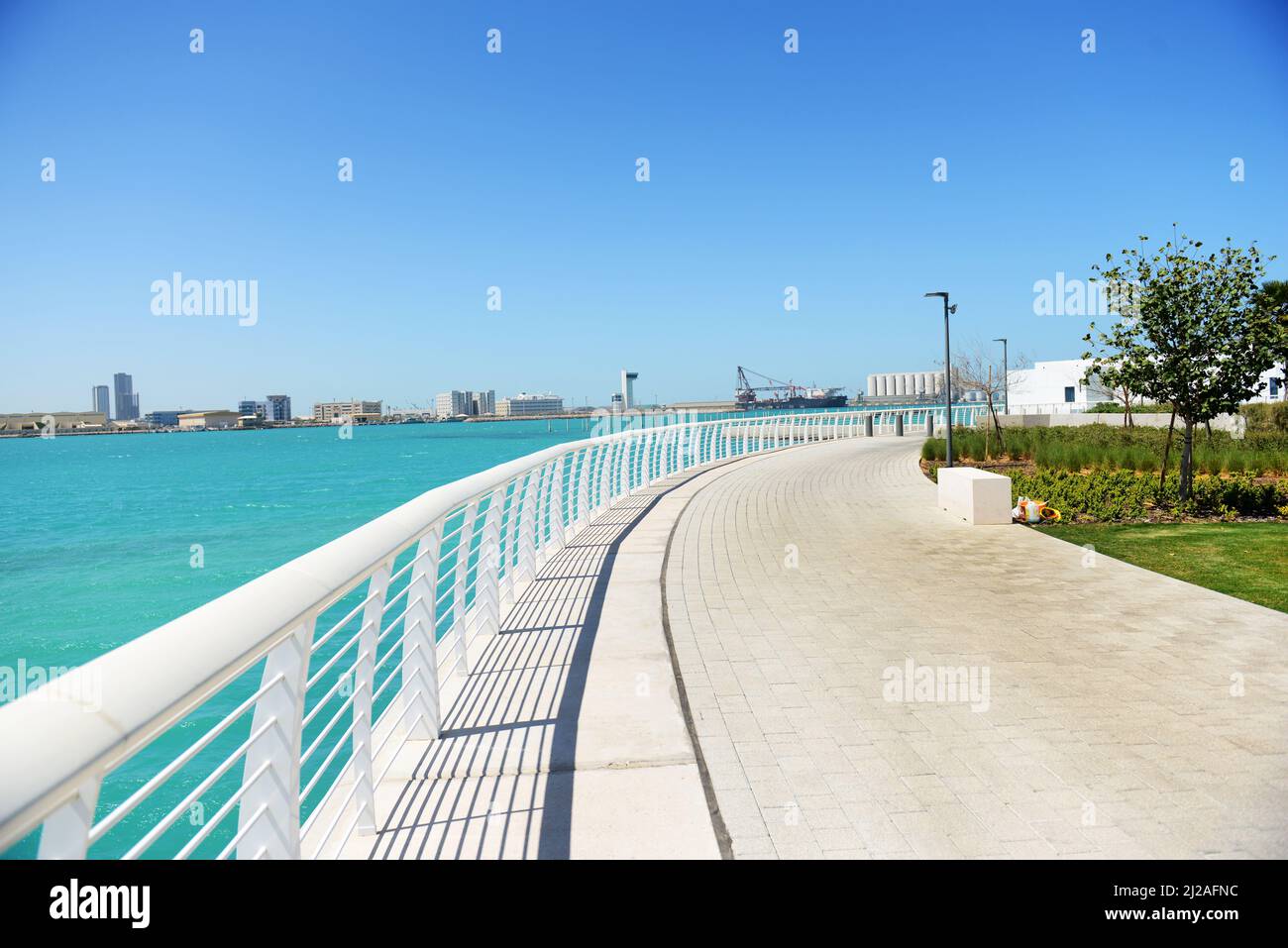 Le magnifique musée du Louvre Abu Dhabi sur l'île de Saadiyat à Abu Dhabi, Émirats arabes Unis. Banque D'Images