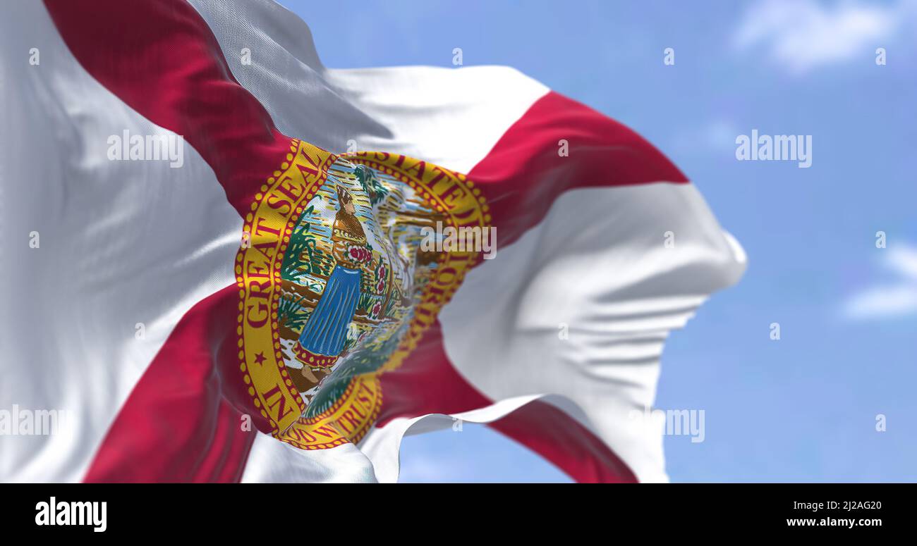 Le drapeau d'état de la Floride agitant dans le vent. La Floride est un État situé dans la région sud-est des États-Unis. Démocratie et indépendance. Banque D'Images