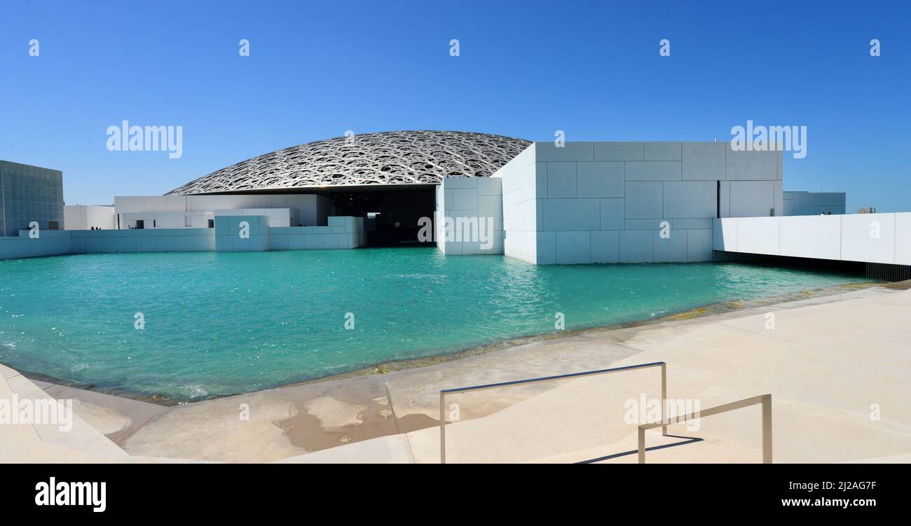 Le magnifique musée du Louvre Abu Dhabi sur l'île de Saadiyat à Abu Dhabi, Émirats arabes Unis. Banque D'Images