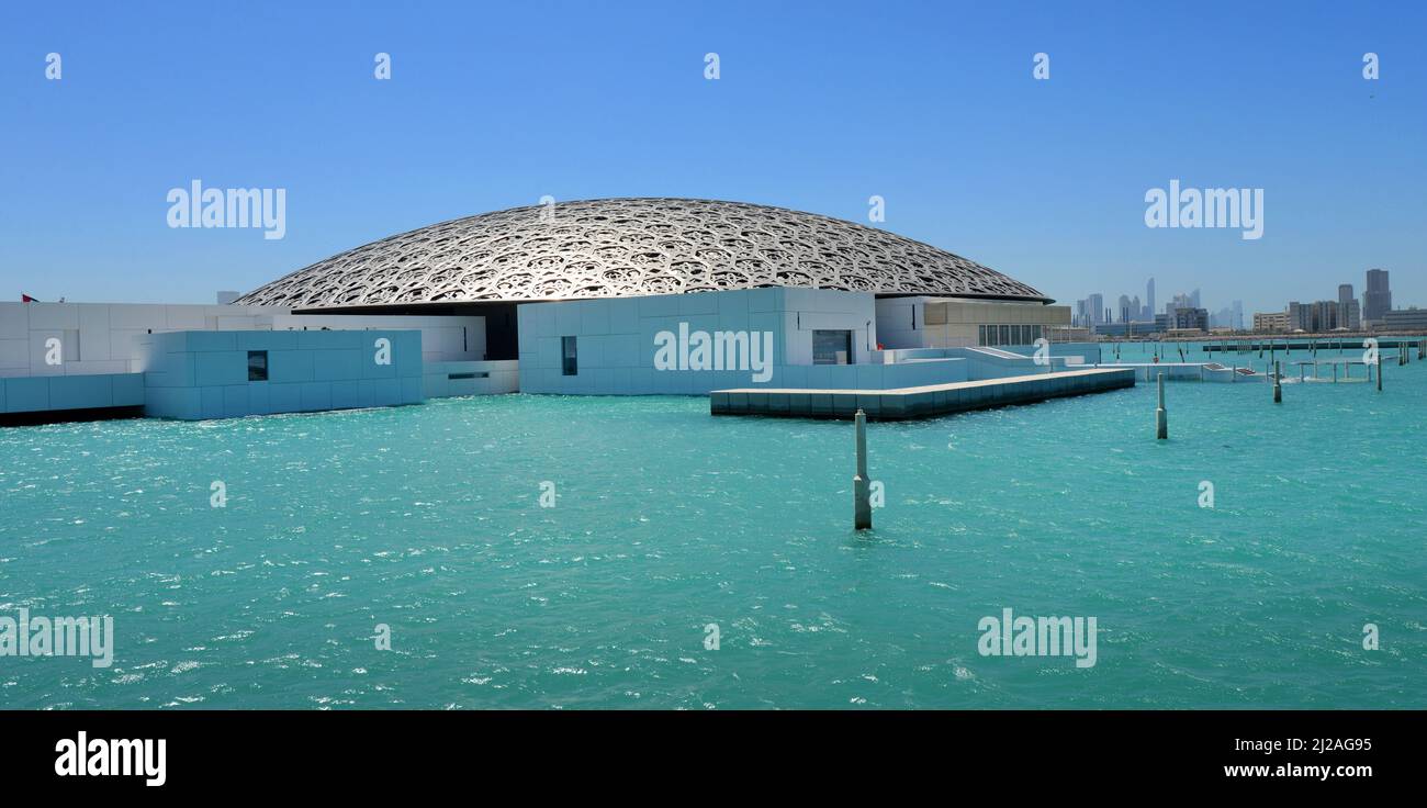 Le magnifique musée du Louvre Abu Dhabi sur l'île de Saadiyat à Abu Dhabi, Émirats arabes Unis. Banque D'Images