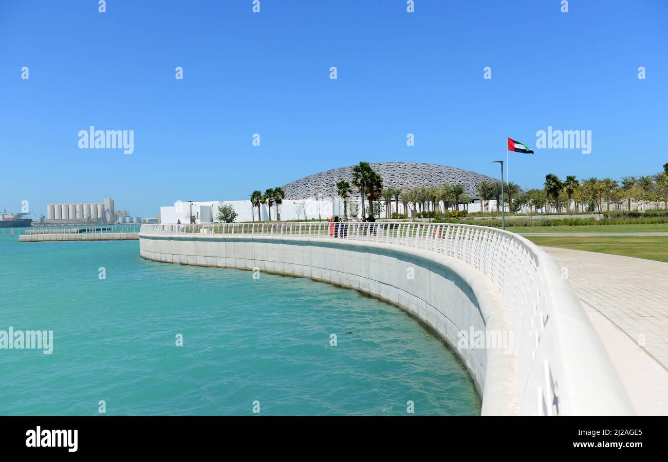 Le magnifique musée du Louvre Abu Dhabi sur l'île de Saadiyat à Abu Dhabi, Émirats arabes Unis. Banque D'Images