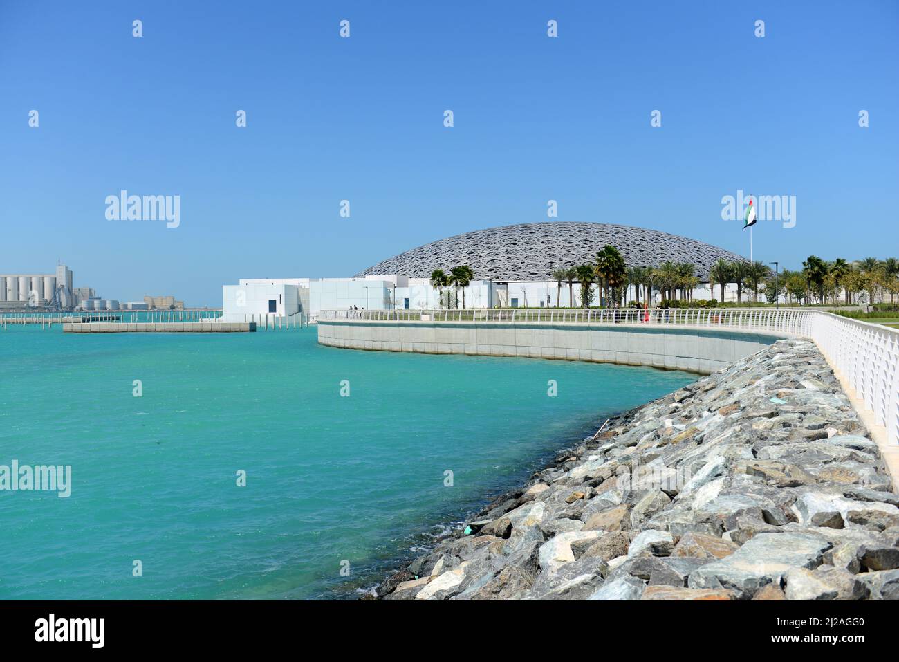 Le magnifique musée du Louvre Abu Dhabi sur l'île de Saadiyat à Abu Dhabi, Émirats arabes Unis. Banque D'Images