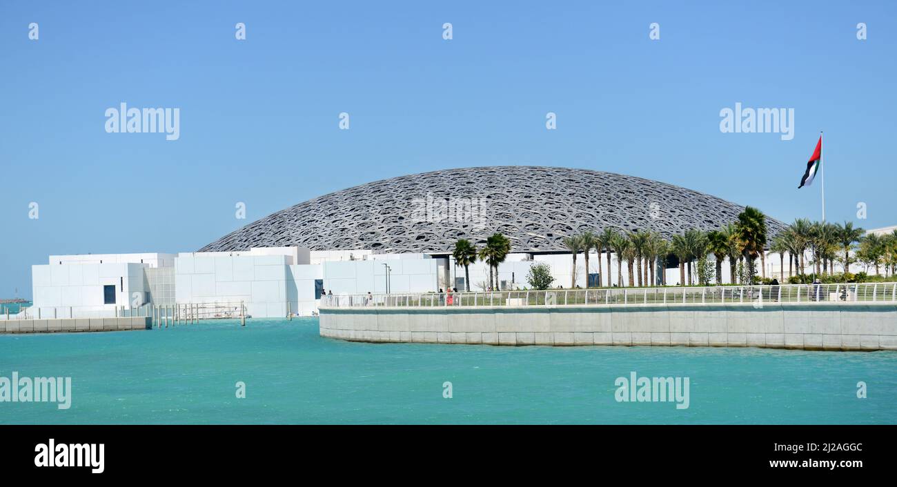 Le magnifique musée du Louvre Abu Dhabi sur l'île de Saadiyat à Abu Dhabi, Émirats arabes Unis. Banque D'Images
