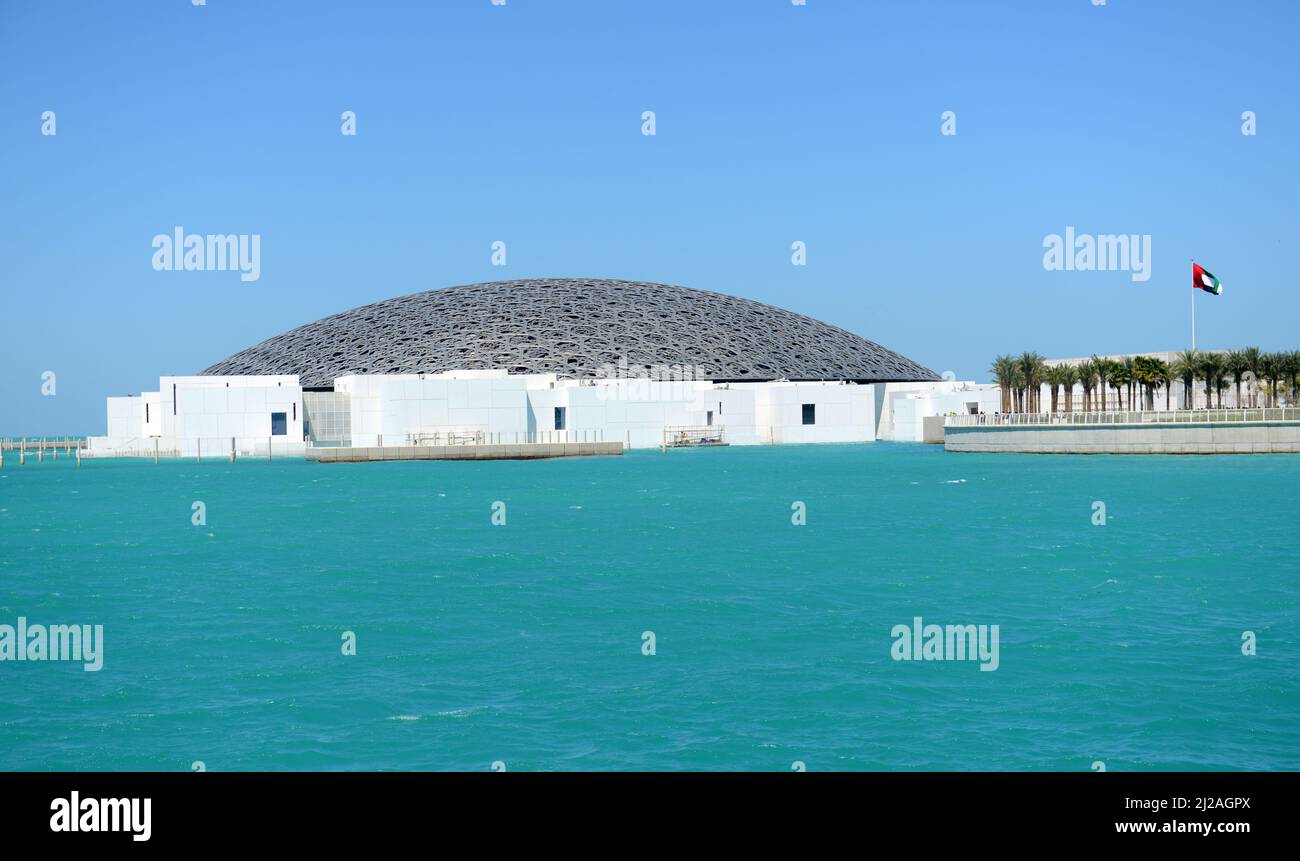 Le magnifique musée du Louvre Abu Dhabi sur l'île de Saadiyat à Abu Dhabi, Émirats arabes Unis. Banque D'Images