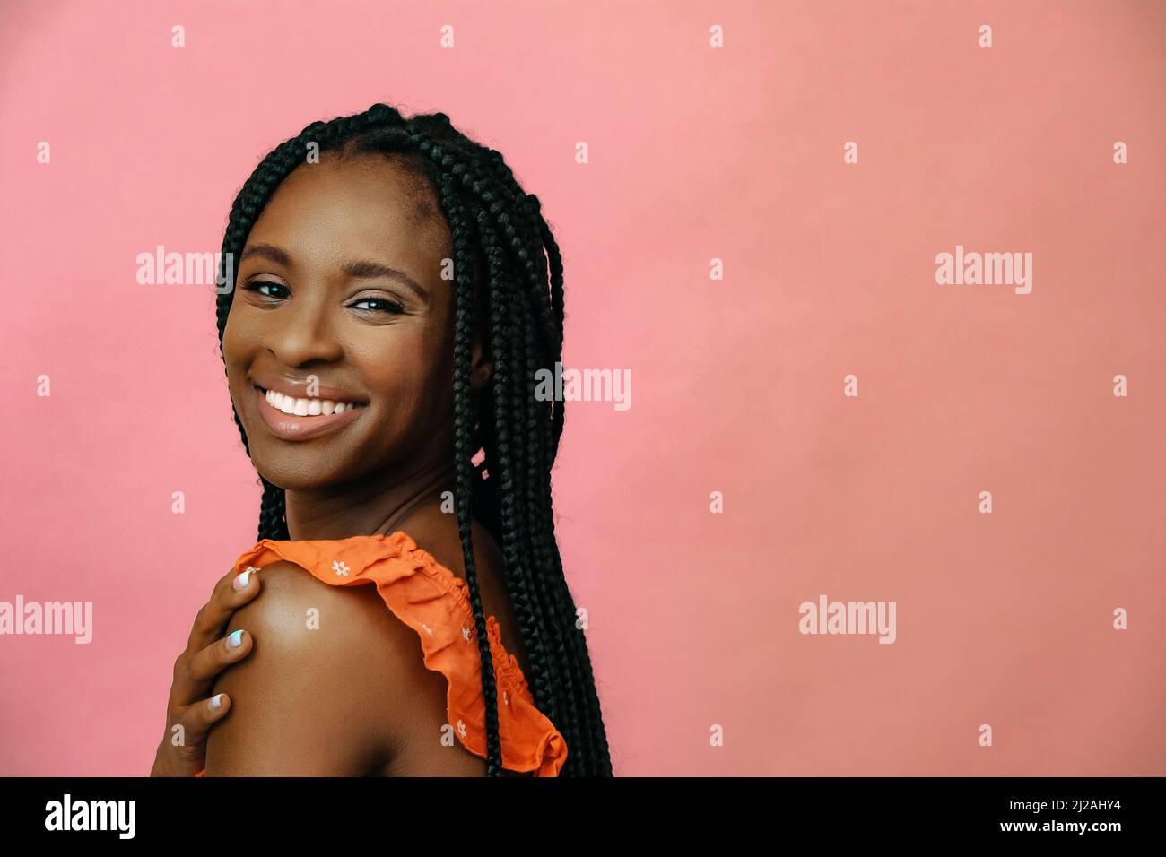 portrait du modèle afro-américain souriant au portrait de l'appareil photo Banque D'Images