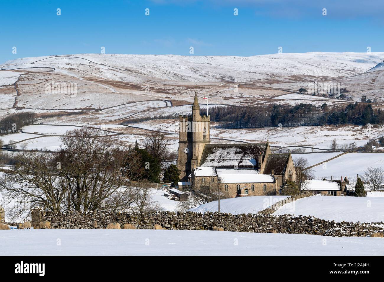 Météo - 31st mars 2022 - Hawes, North Yorkshire, Royaume-Uni. L'église de Saint-Margaret d'Antioch à Hawes se distingue par la campagne hivernante à Hawes, à Wenseydale comme une couverture de neige est tombée dans la région pendant la nuit. Crédit : Wayne HUTCHINSON/Alamy Live News Banque D'Images