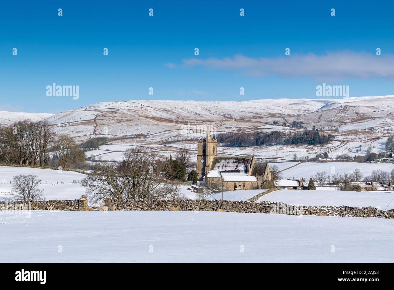 Météo - 31st mars 2022 - Hawes, North Yorkshire, Royaume-Uni. L'église de Saint-Margaret d'Antioch à Hawes se distingue par la campagne hivernante à Hawes, à Wenseydale comme une couverture de neige est tombée dans la région pendant la nuit. Crédit : Wayne HUTCHINSON/Alamy Live News Banque D'Images