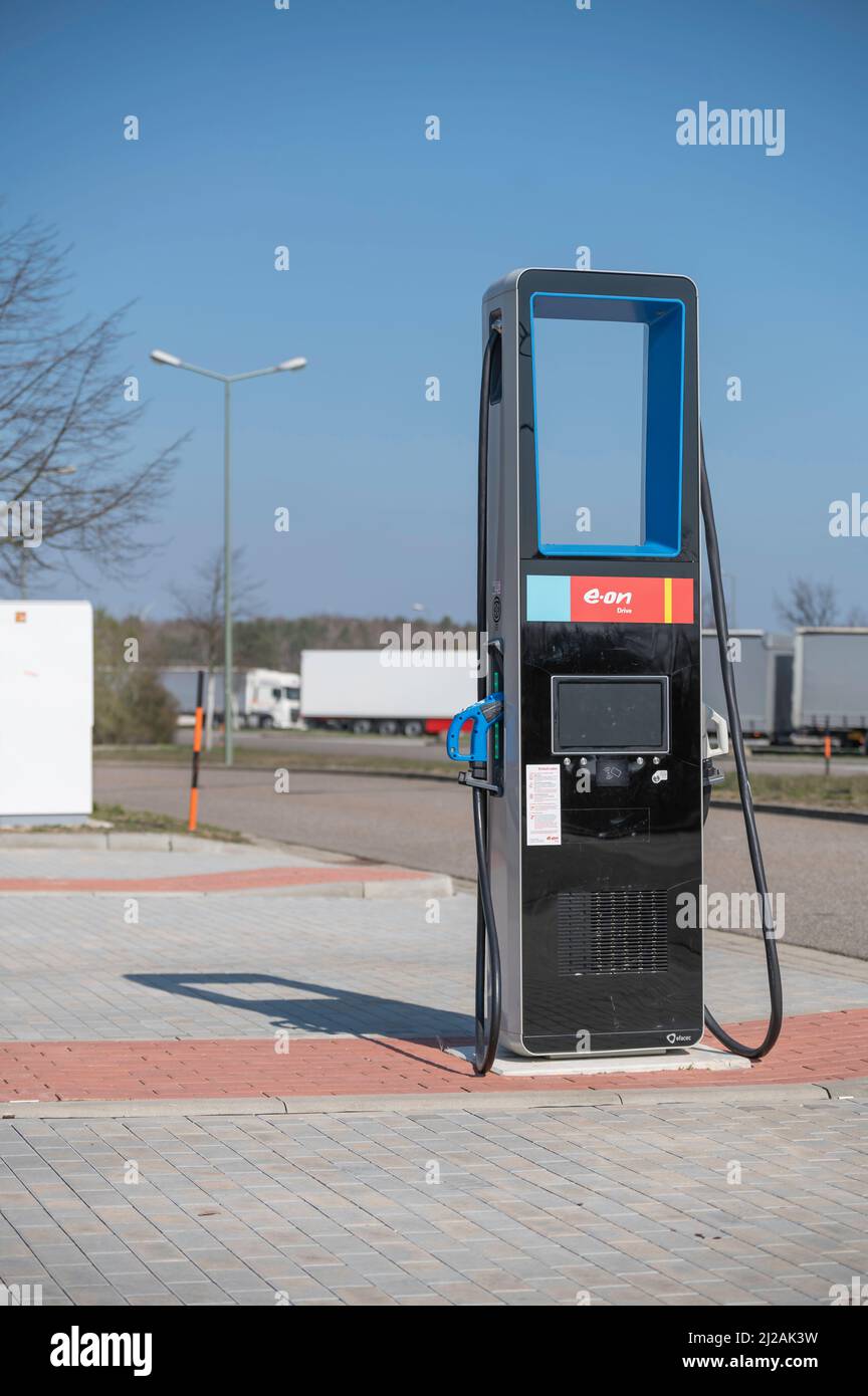 Allemagne , 30.03.2022 , Freienhufen , Une station de charge pour voitures électriques de la société e-on Banque D'Images