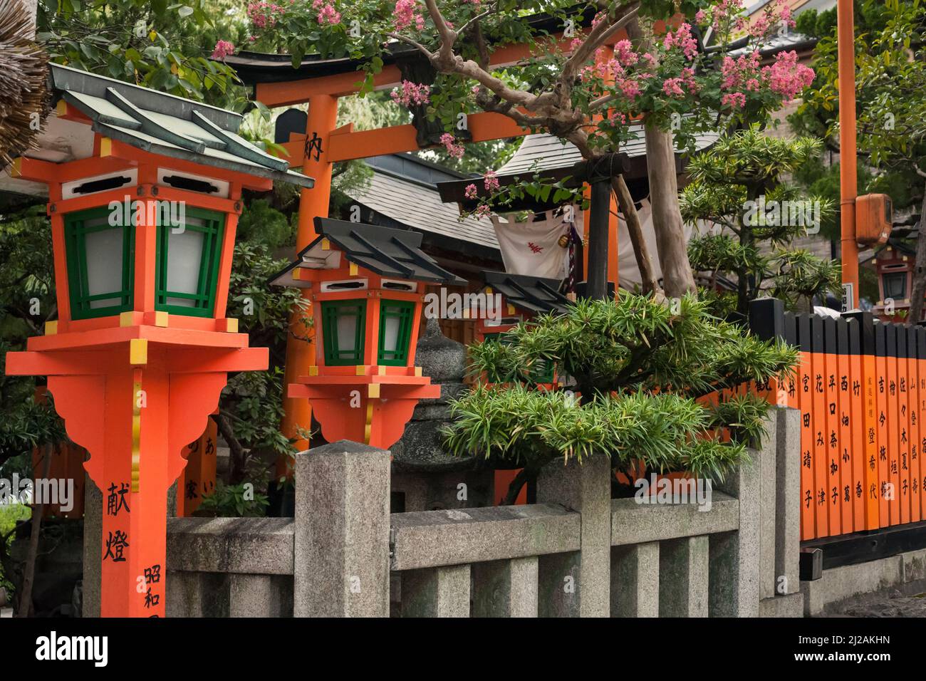 Vue horizontale de quelques lanternes colorées et de constructions traditionnelles japonaises à Shinbashi Dori, Gion, district de Higashiyama du sud, Kyoto, Japon Banque D'Images