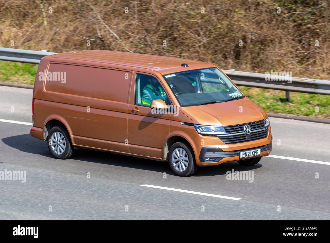 2021 Bronze VW Volkswagen transporter T30 H-Line TDI S-A panneau utilitaire, camion 6,1 kombi Crew Banque D'Images