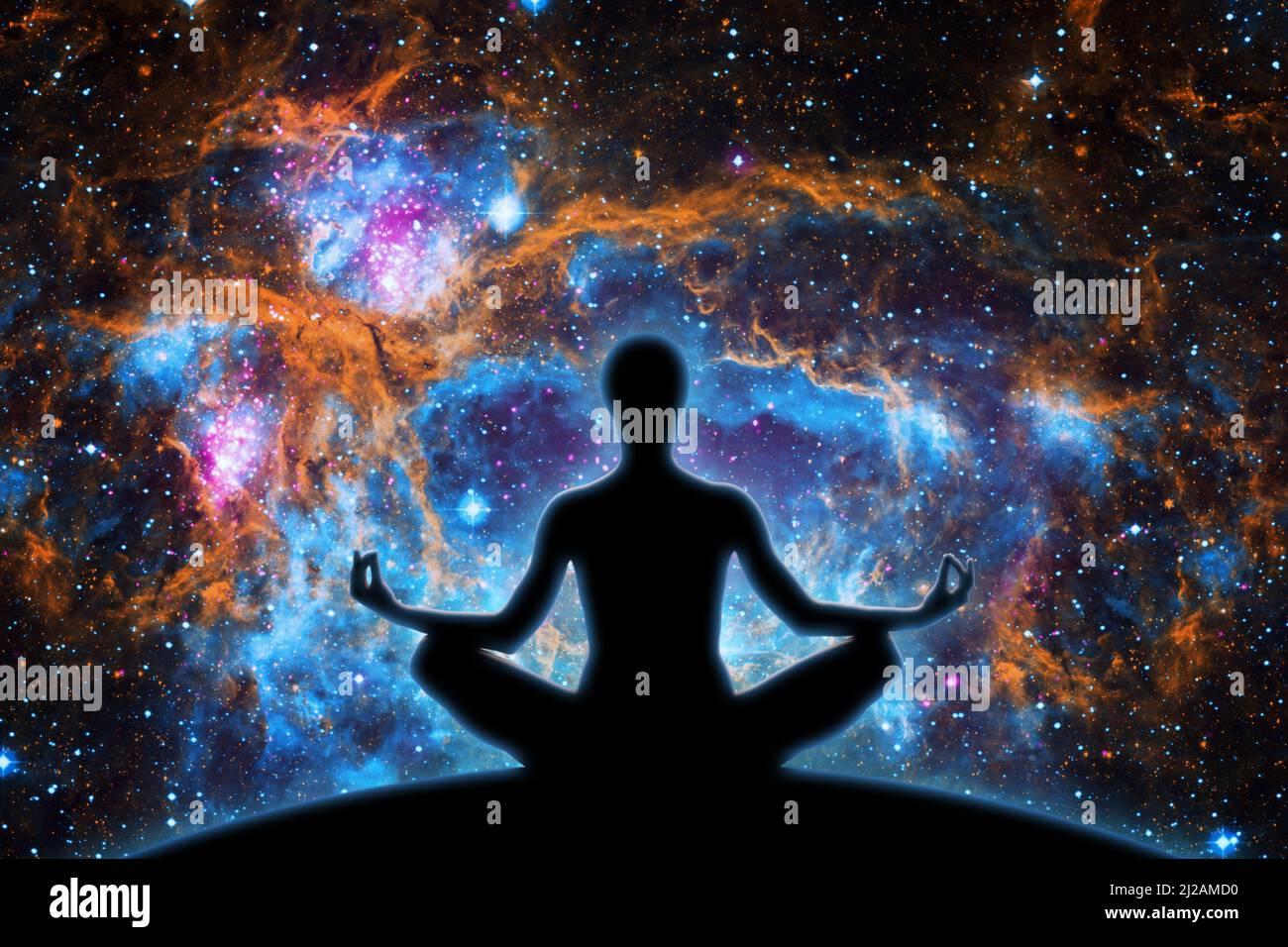 Figurine de yoga sur fond d'univers avec Nebula.- éléments de cette image fournis par la NASA Banque D'Images