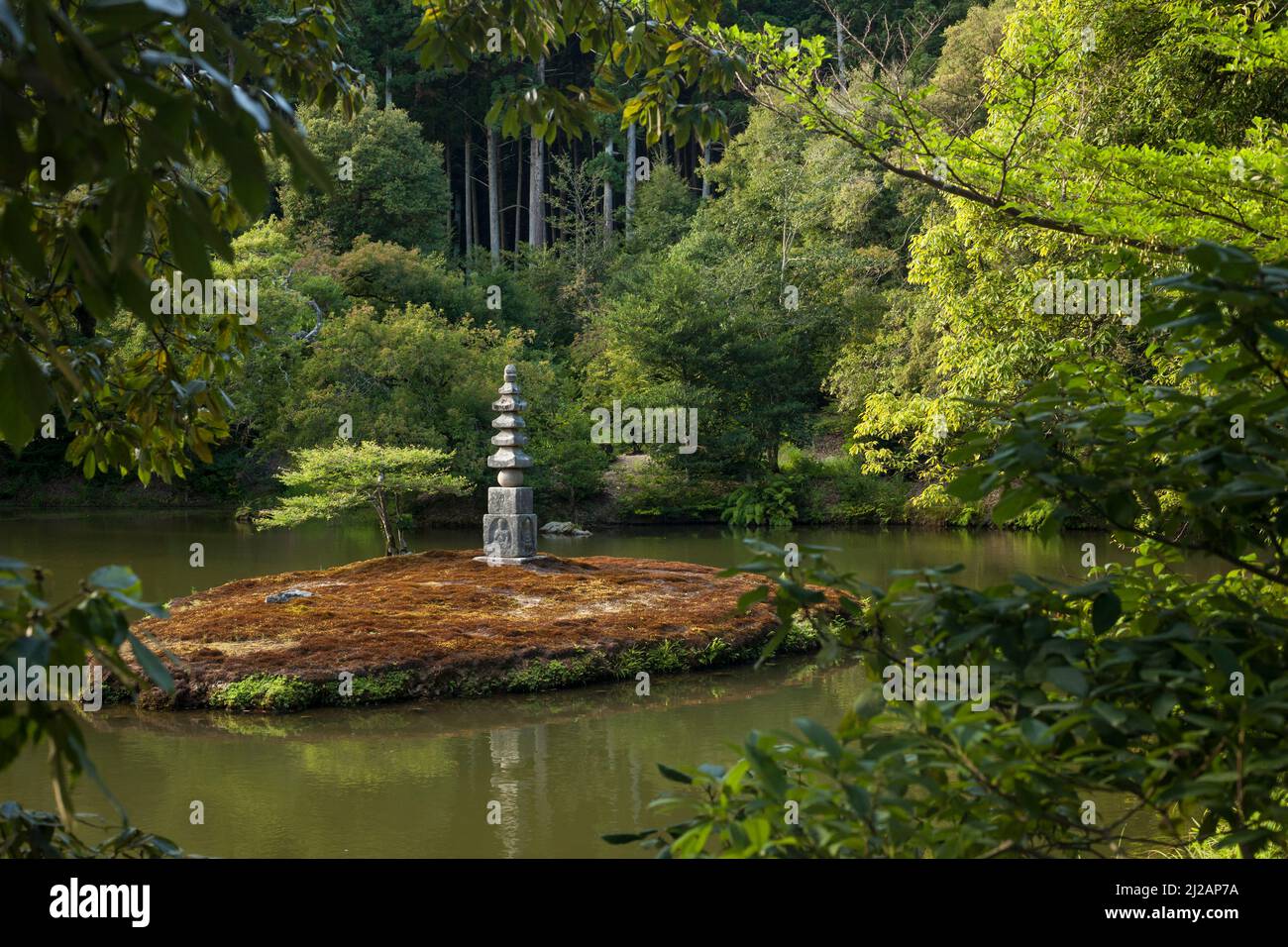 Vue horizontale de la Pagode du serpent blanc dans un lac Kinkaku-ji (Rokuon-ji, Temple du Pavillon d'or ou Temple du jardin des cerfs), dans le nord-ouest de Kyoto Banque D'Images