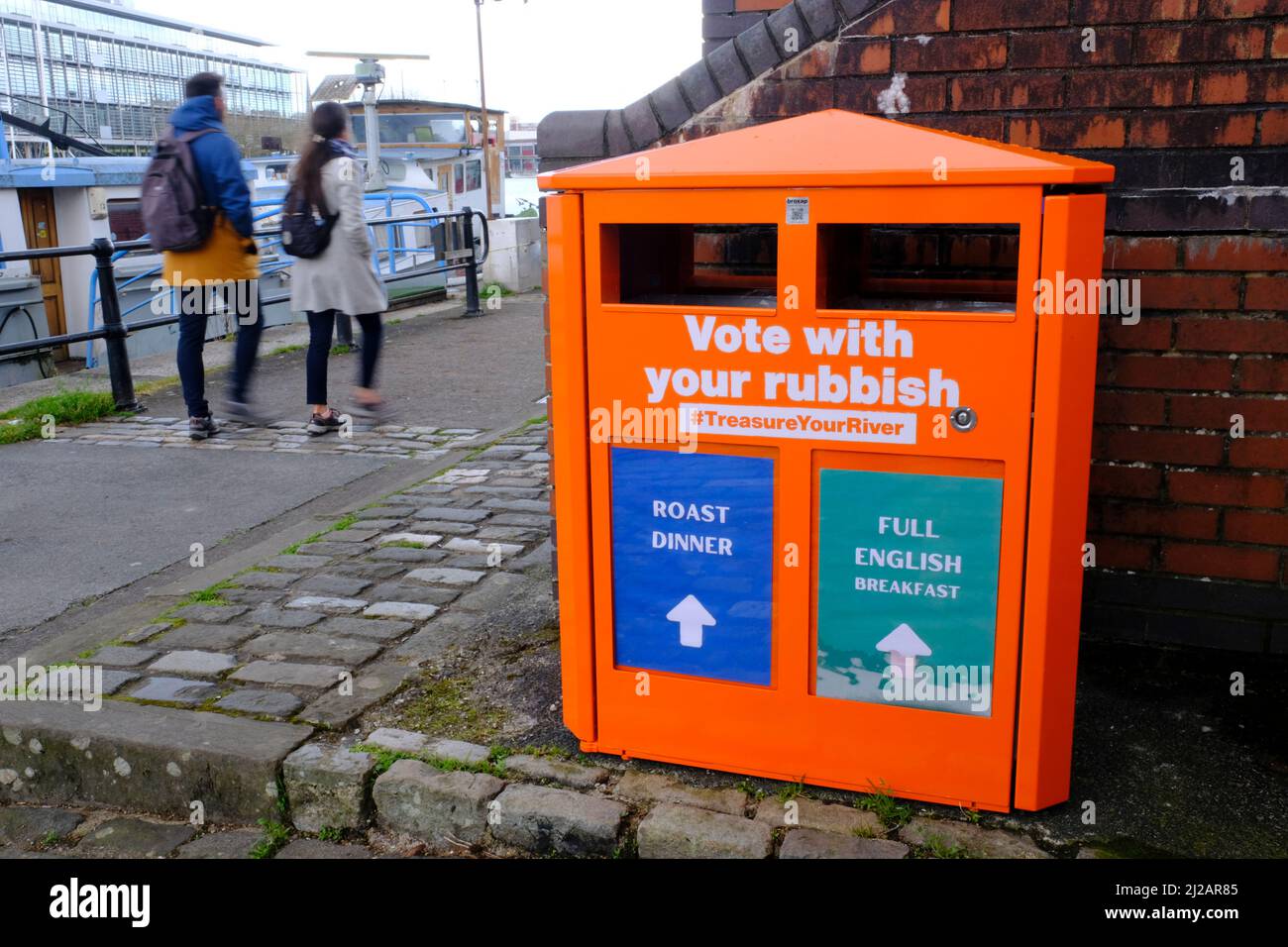 Bristol, Royaume-Uni. 31st mars 2022. Les nouveaux bacs de Bristol Harbourside permettent aux gens de prendre un stand sur les vieux dilemmes. Il y a deux bulletins de vote. Quelle est la meilleure solution ? Un dîner rôti ou un petit déjeuner anglais complet et la question très Bristol au sujet des chaussures de gym; sont-ils des PA ou des Plimsolls? Les bacs sont un moyen léger d'amener les gens à ramasser leur litière lors de leur visite du port populaire. Les poubelles sont sponsorisées par Treasure Your River qui font le point que les déchets de plastique dans les rivières finiront par se rendre à la mer. Crédit : JMF News/Alay Live News Banque D'Images