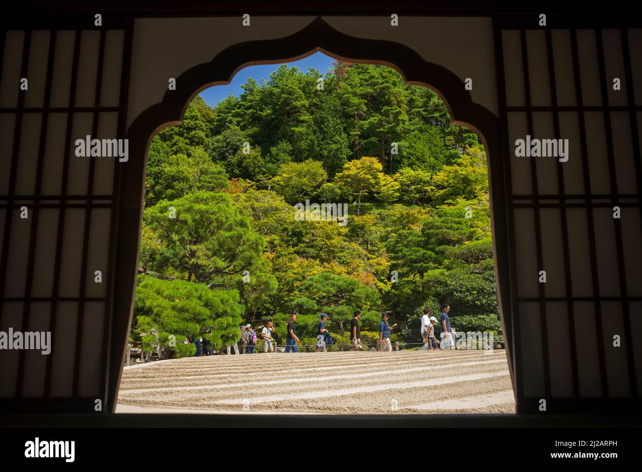 Touristes sur le Ginshadan du jardin de sable japonais de Ginkaku-ji (Temple du Pavillon d'argent) Temple bouddhiste Zen, par une porte, Kyoto Banque D'Images