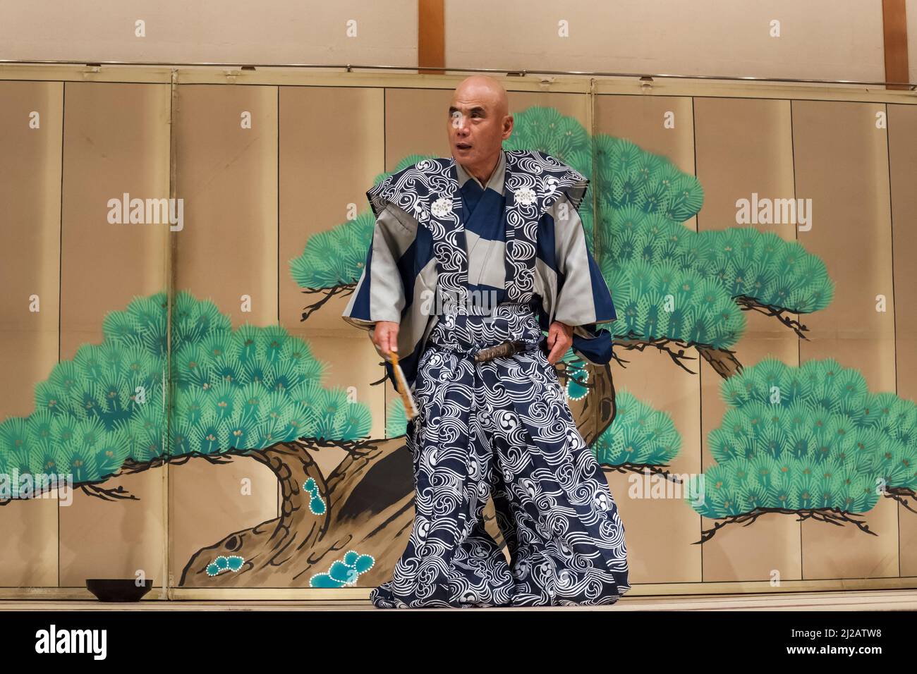 Vue horizontale de l'un des acteurs d'une représentation traditionnelle japonaise à Gion Corner, au Gion Yasaka Hall Auditorium, au Higashiyama du sud, Kyoto Banque D'Images