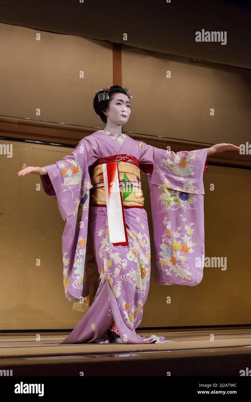 Vue verticale d'une geisha portant un kimono dans une représentation traditionnelle japonaise à Gion Corner, Gaon Yasaka Hall Auditorium, Higashiyama, Kyoto Banque D'Images