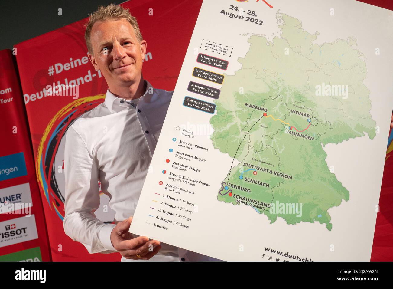 31 mars 2022, Hessen, Francfort/M.: Fabian Wegmann, Directeur sportif du Tour d'Allemagne, possède une carte montrant le déroulement du Tour d'Allemagne 2022 lors de la présentation de la route. La course cycliste aura lieu du 24 au 28 août 2022, en quatre étapes plus un prologue. Il commence à Weimar et mène à Stuttgart via Marburg et Freiburg. Photo: Sebastian Gollnow/dpa Banque D'Images