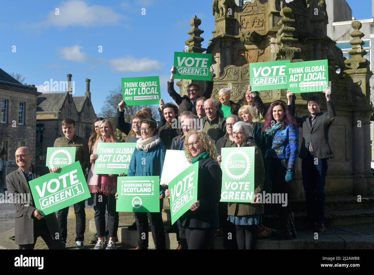 Linlithgow Ecosse, Royaume-Uni Mars 31 2022. Patrick Harvie et Lorna Slater, co-leaders du Parti Vert écossais, sont rejoints par des candidats sur la place de la ville pour lancer la campagne électorale locale du parti. Credit sst/alamy Live news Banque D'Images