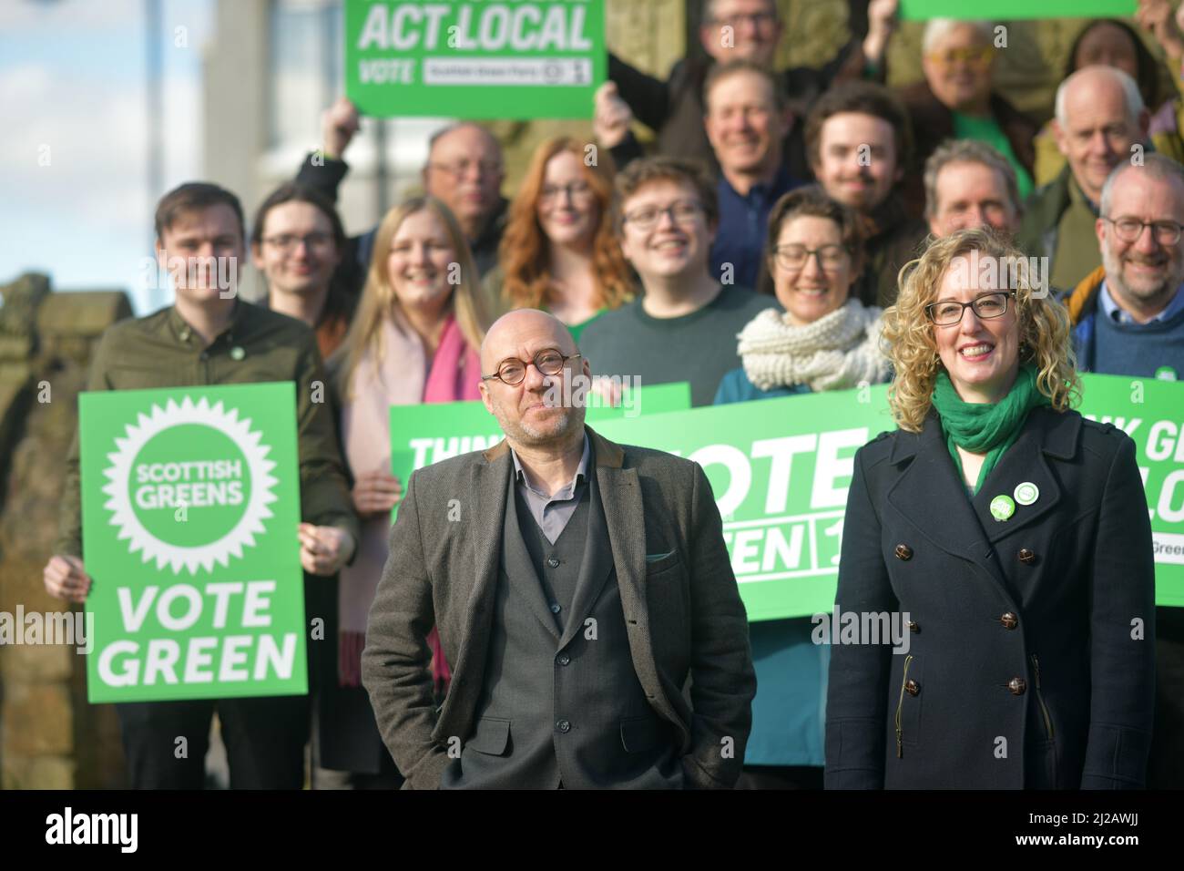 Linlithgow Ecosse, Royaume-Uni Mars 31 2022. Patrick Harvie et Lorna Slater, co-leaders du Parti Vert écossais, sont rejoints par des candidats sur la place de la ville pour lancer la campagne électorale locale du parti. Credit sst/alamy Live news Banque D'Images