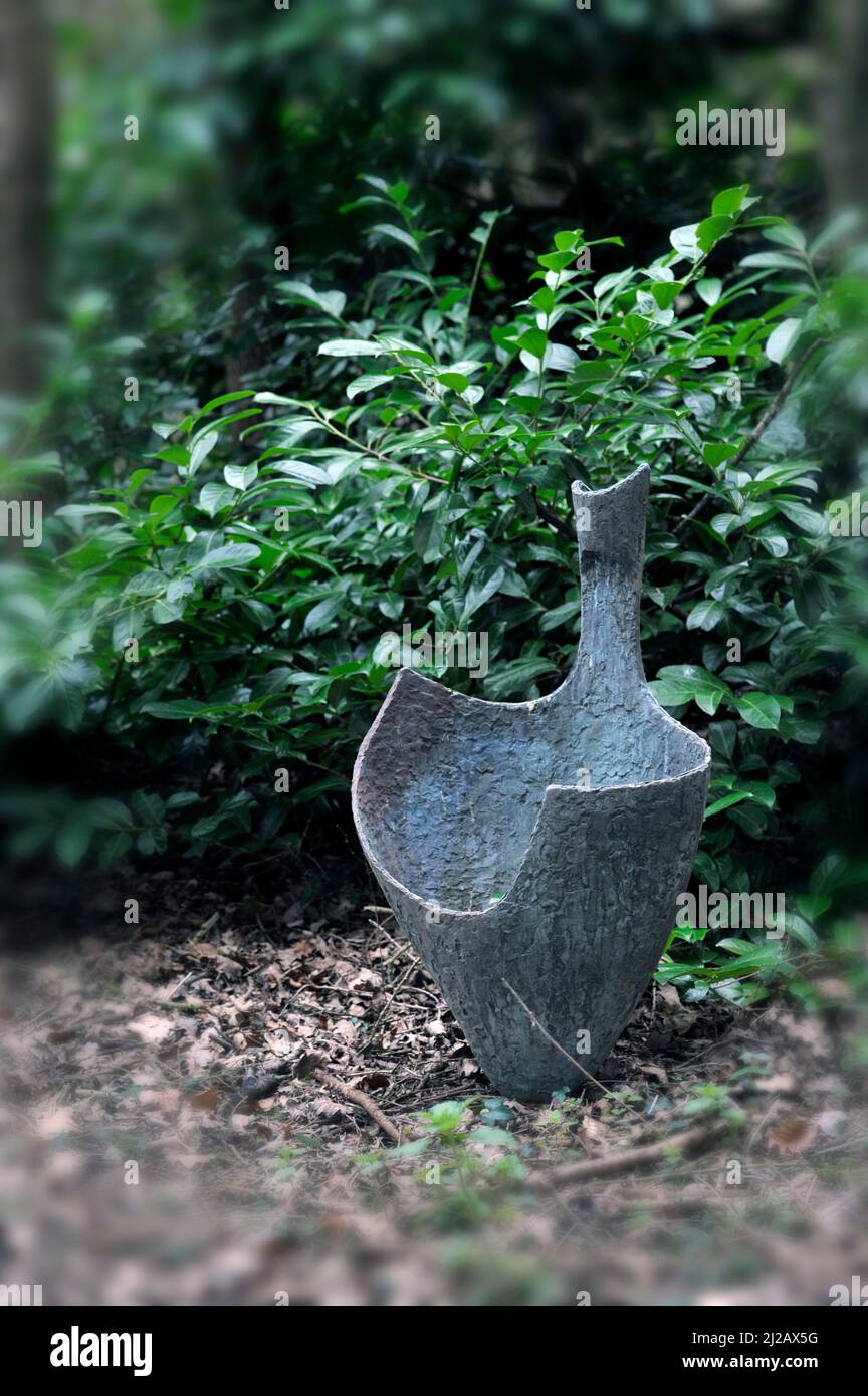sculpture abstraite de jardin en métal dans la glade des bois Photo Stock -  Alamy