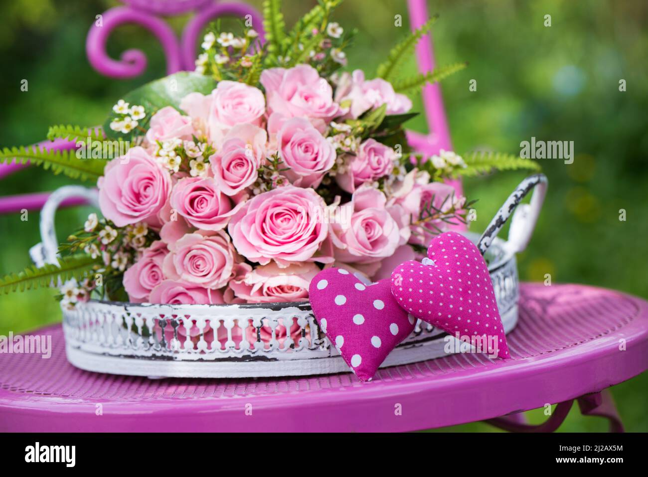 Bouquet de roses roses dans un jardin d'été Banque D'Images