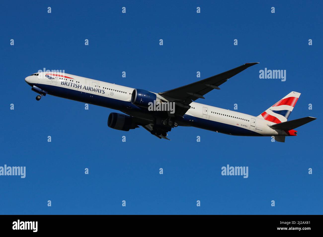 Un Boeing 777 exploité par British Airways part de l'aéroport de Londres Heathrow Banque D'Images