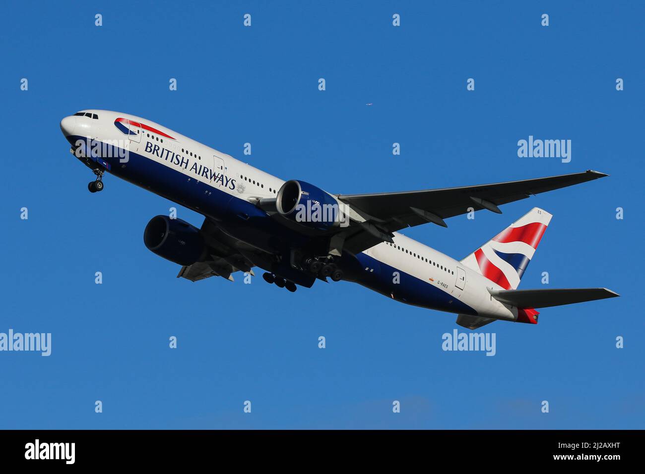 Un Boeing 777 exploité par British Airways part de l'aéroport de Londres Heathrow Banque D'Images