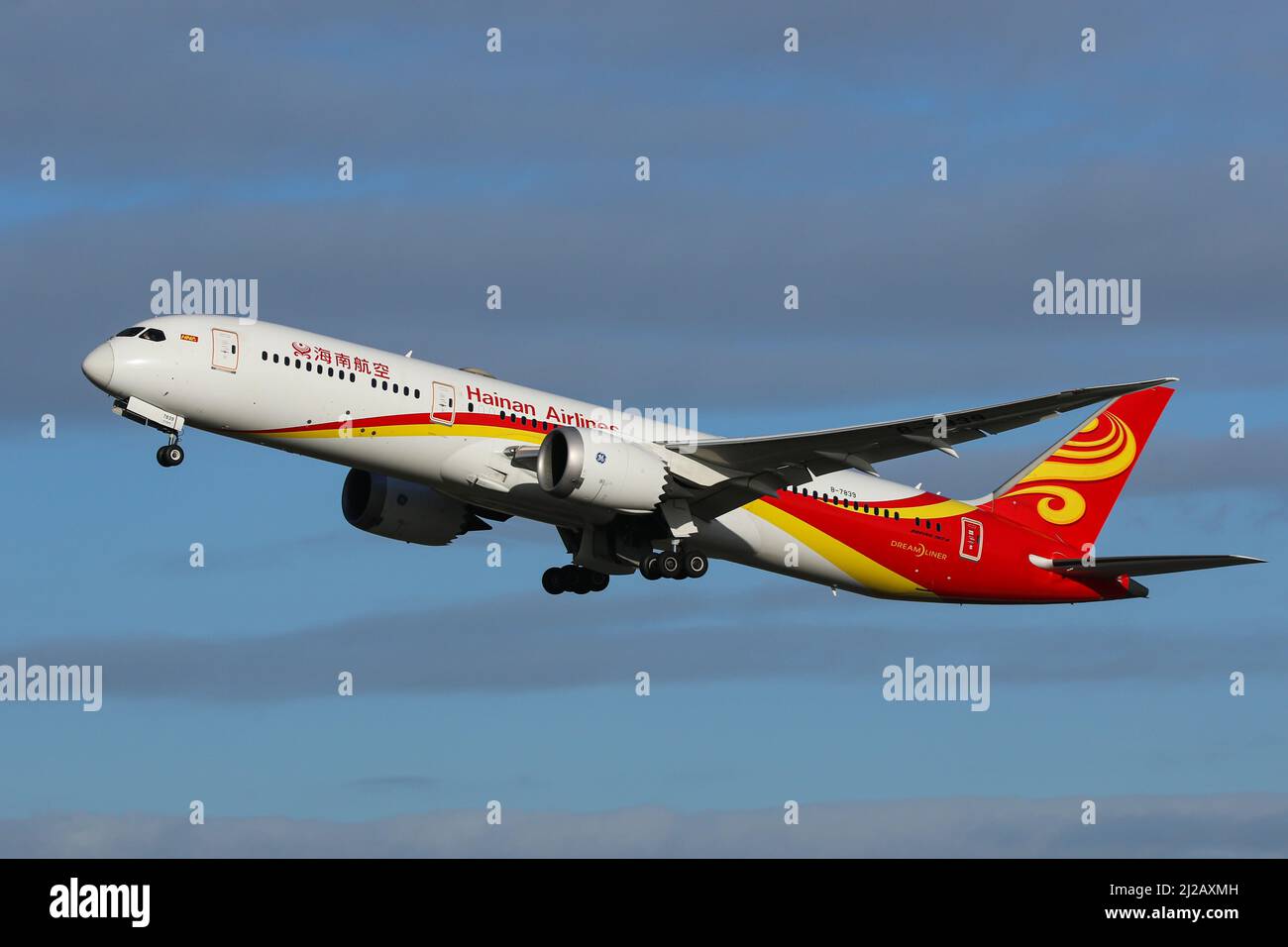 Un Boeing 787 exploité par Hainan Airlines part de l'aéroport de Londres Heathrow Banque D'Images