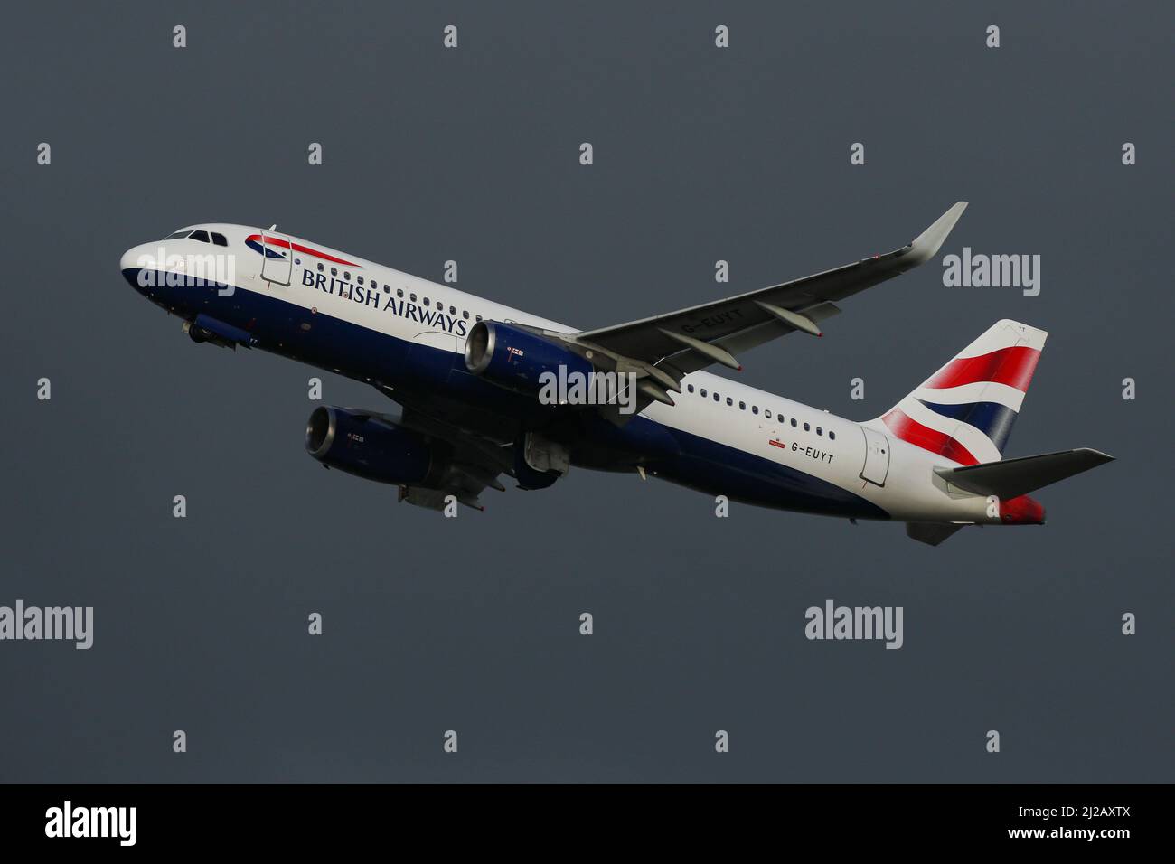 Un Airbus A320 exploité par British Airways part de l'aéroport de Londres Heathrow Banque D'Images